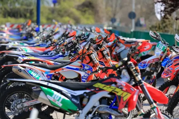 Photo de plusieurs motos enduro cote à cote